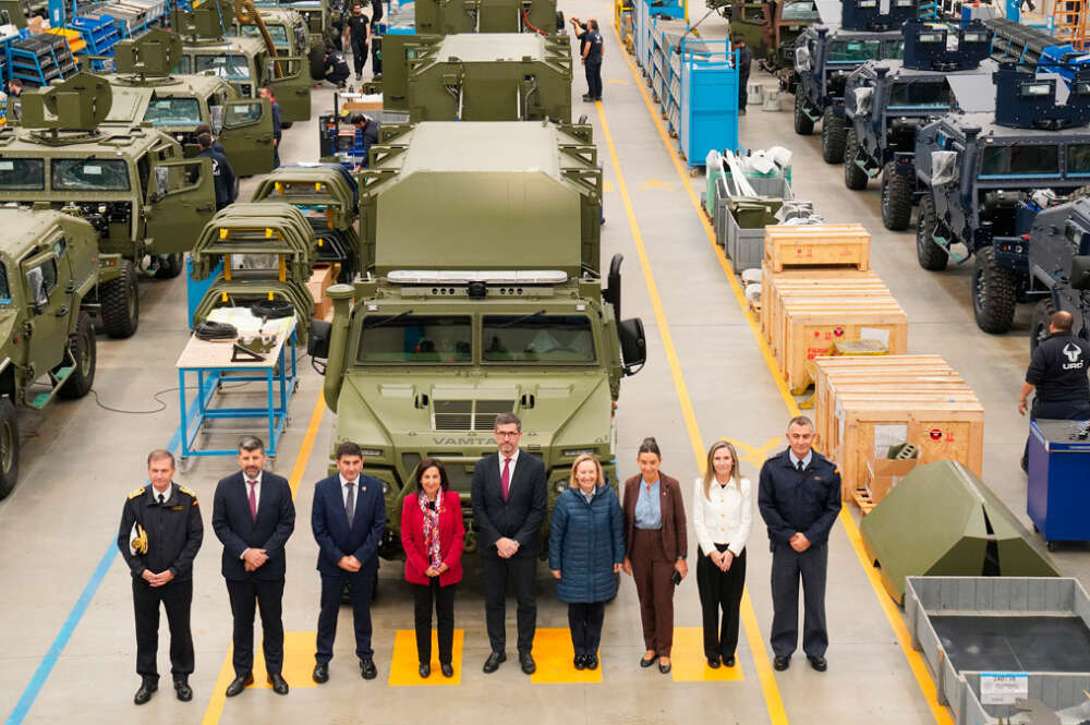 Foto de familia durante la visita a las instalaciones de URO Vehículos Especiales S.A.,en Valga, Pontevedra, Galicia (España)