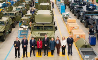 Foto de familia durante la visita a las instalaciones de URO Vehículos Especiales S.A.,en Valga, Pontevedra, Galicia (España)