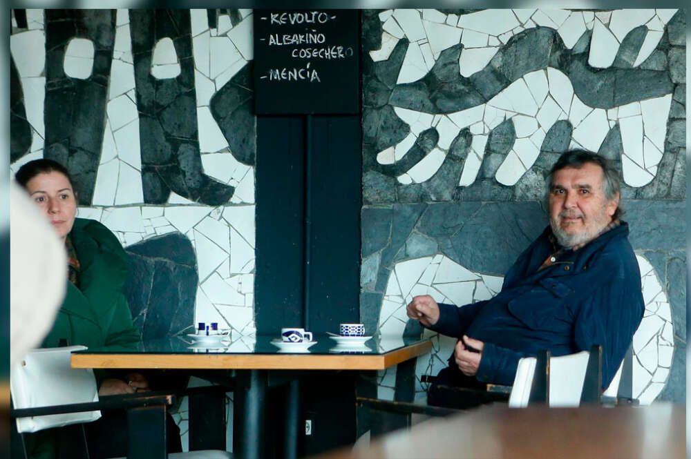 La alcaldesa de Cervo, Dolores García y el propietario de la factoría, Segismundo García, en la cafetería de la fábrica de cerámica de Sargadelos