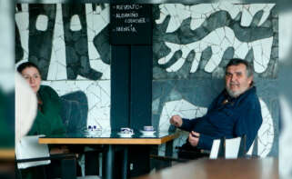 La alcaldesa de Cervo, Dolores García y el propietario de la factoría, Segismundo García, en la cafetería de la fábrica de cerámica de Sargadelos