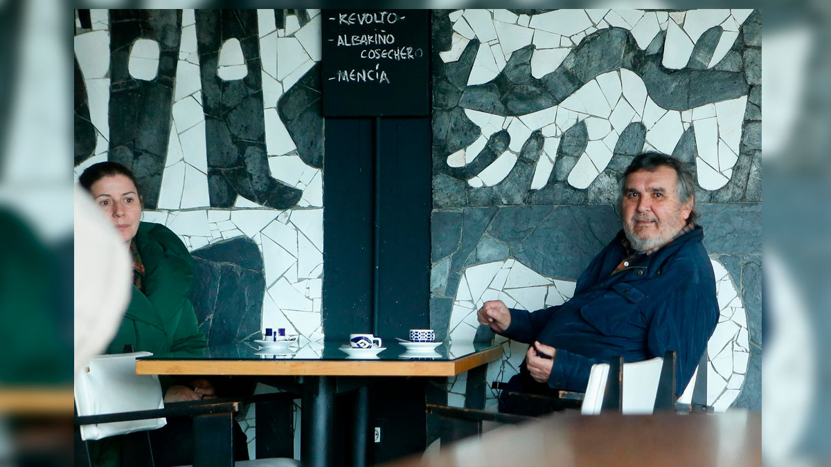 La alcaldesa de Cervo, Dolores García y el propietario de la factoría, Segismundo García, en la cafetería de la fábrica de cerámica de Sargadelos