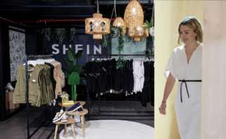 Imagen de una de las tiendas efímera de Shein en Madrid al lado de una foto de archivo de Marta Ortega, la presidenta no ejecutiva de Inditex, en una junta de accionistas de la compañía