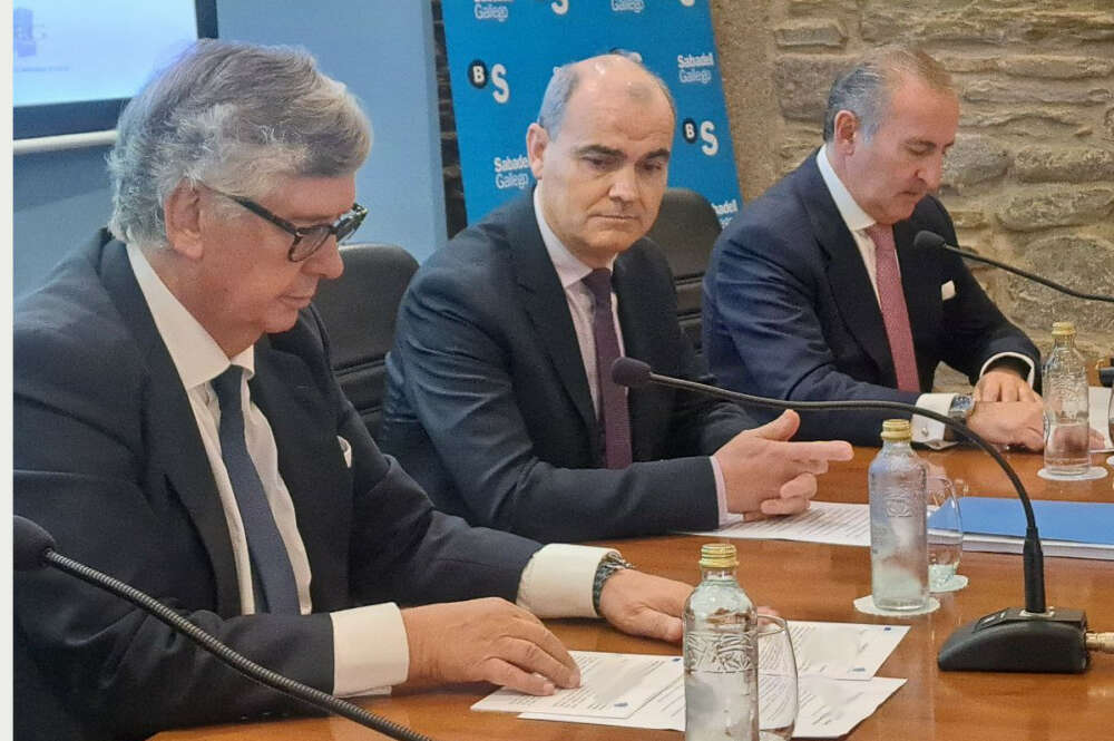 De izquierda a derecha, Juan Manuel Vieites, presidente de la Confederación de Empresarios de Galicia; Juan Carlos Reboredo, secretario xeral de la Oficina de Coordinación Económica de la Presidencia de la Xunta; y Pablo Junceda, director de Sabadell-Gallego / EDG