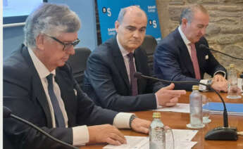 De izquierda a derecha, Juan Manuel Vieites, presidente de la Confederación de Empresarios de Galicia; Juan Carlos Reboredo, secretario xeral de la Oficina de Coordinación Económica de la Presidencia de la Xunta; y Pablo Junceda, director de Sabadell-Gallego / EDG
