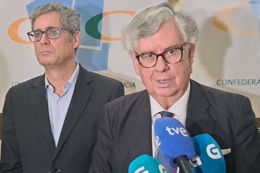 Juan Manuel Vieites, presidente de la Confederación de Empresarios de Galicia, junto a Manuel Carneiro, economista y responsable del informe 'Futurismo' / EDG