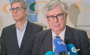 Juan Manuel Vieites, presidente de la Confederación de Empresarios de Galicia, junto a Manuel Carneiro, economista y responsable del informe 'Futurismo' / EDG
