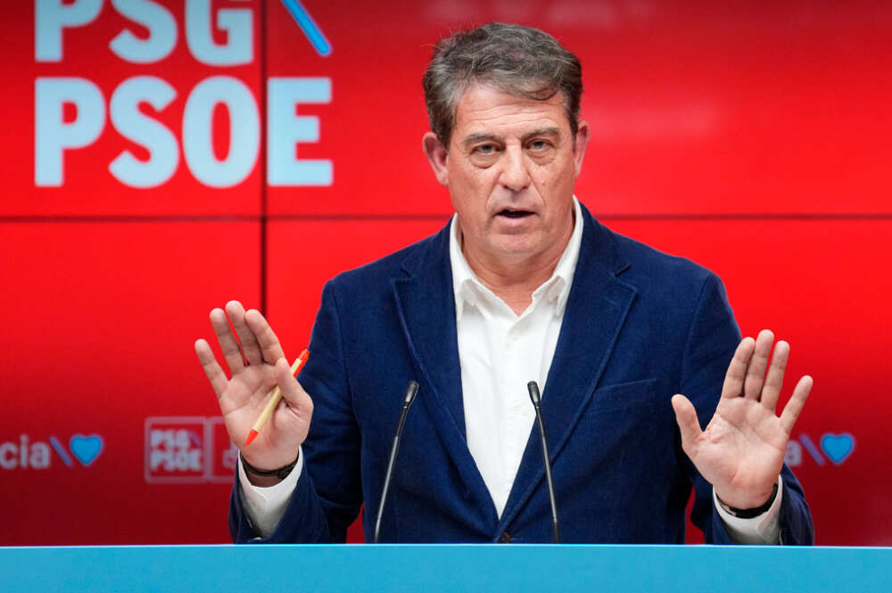 El secretario general del PSdeG y portavoz del Grupo Socialista en el Parlamento de Galicia, José Ramón Gómez Besteiro, ofrece una rueda de prensa tras la reunión de la Comisión Ejecutiva Nacional Gallega