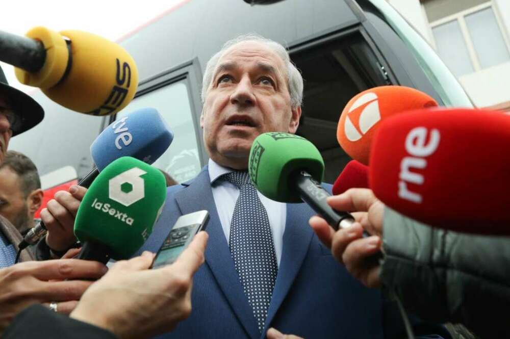 El secretario xeral del PSOE de Lugo y presidente de la Diputación, José Tomé, atiende a los medios en Monforte tras trascender denuncias por supuestos casos de acoso contra él / Europa Press