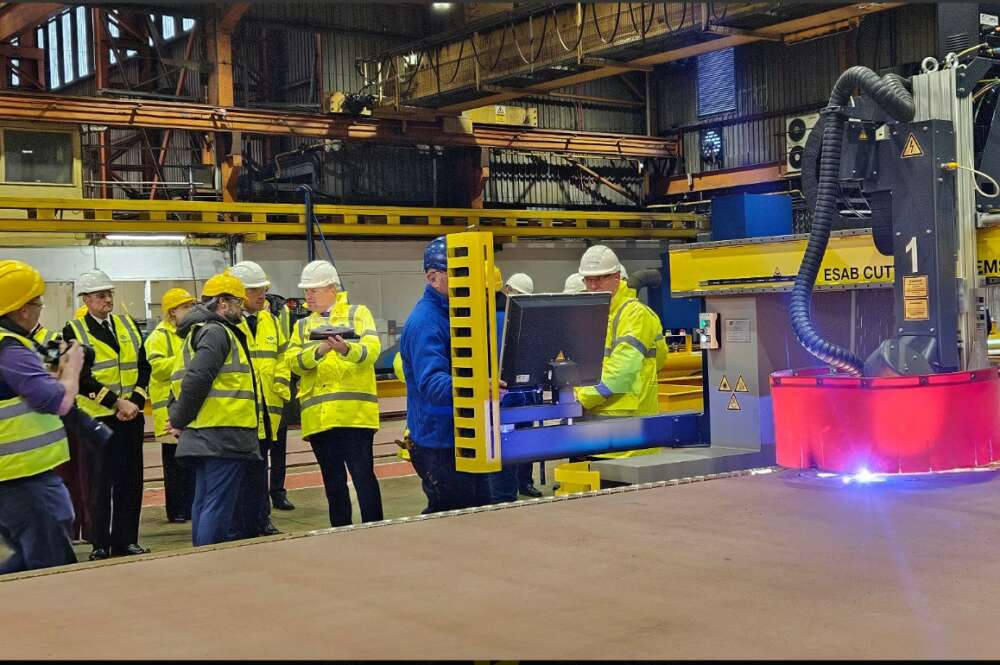 Imagen del acto de corte de chapa del primero de los tres buques FSS de Navantia para la Royal Navy británica / Navantia