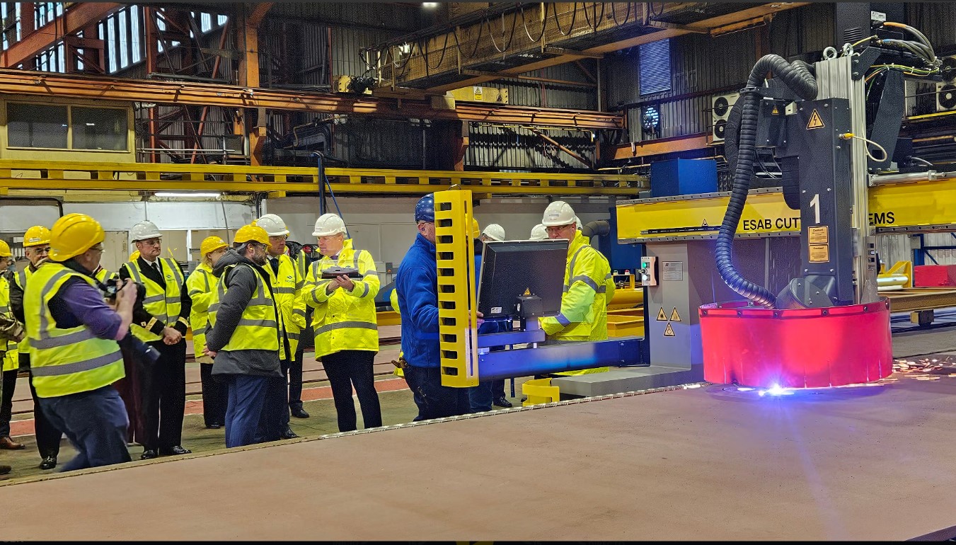 Imagen del acto de corte de chapa del primero de los tres buques FSS de Navantia para la Royal Navy británica / Navantia