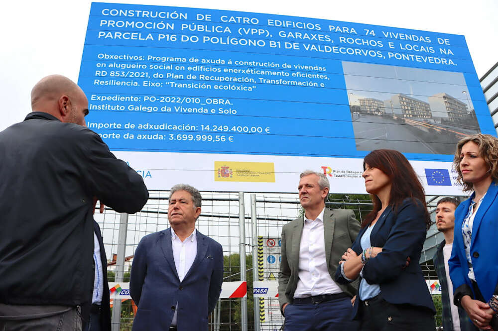 Miguel Anxo Fernández Lores, alcalde de Pontevedra; Alfonso Rueda, presidente de la Xunta; y María Martínez Allegue, conselleira de Vivenda, durante una visita a Valdecorvos (Pontevedra) / Concello de Pontevedra