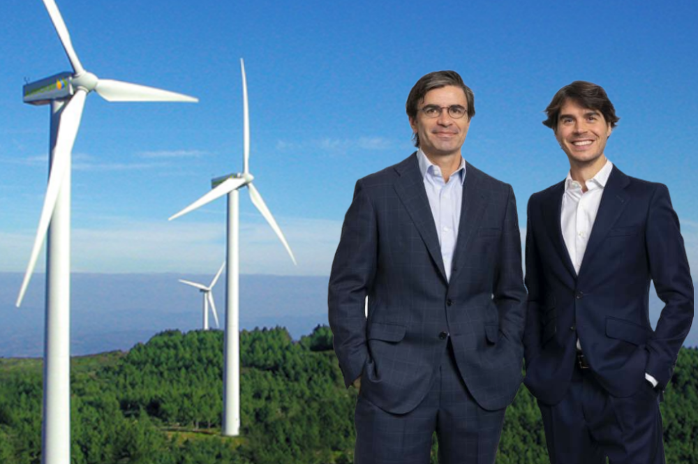 Roberto Centeno y Aritza Rodero, fundadores de Atitlan. De fondo, un parque eólico de Iberdrola