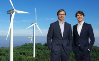 Roberto Centeno y Aritza Rodero, fundadores de Atitlan. De fondo, un parque eólico de Iberdrola