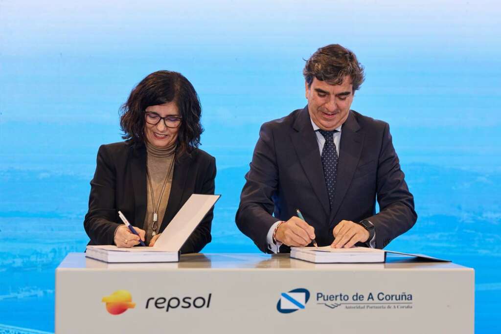 Natalia Barreiro, directora del Complejo Industrial de Repsol en A Coruña, y Martín Fernández Prado, presidente de la Autoridad Portuaria de A Coruña, durante la firma simbólica del acuerdo
