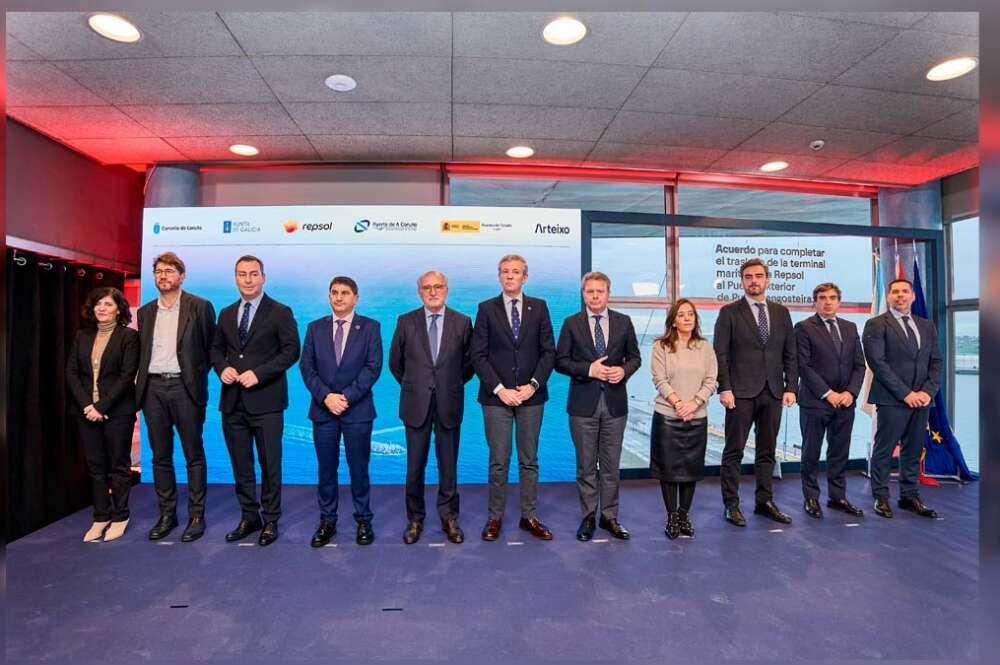 Foto de familia del acto de presentación del acuerdo entre la Autoridad Portuaria de A Coruña y Repsol para el traslado a Punta Langosteira de la terminal marítima