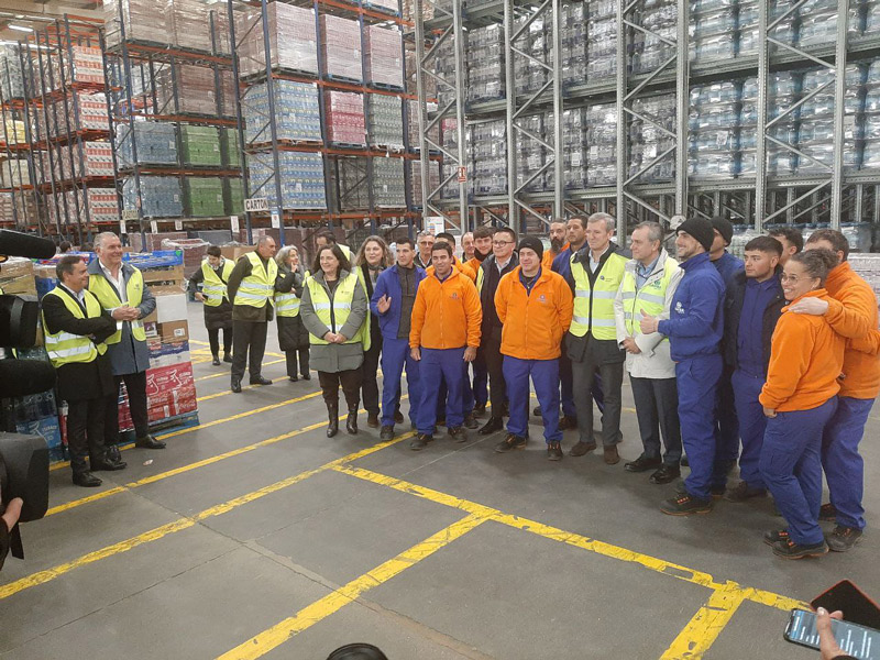 Foto de familia con los trabajadores del programa Retorna Cualifica Emprego 