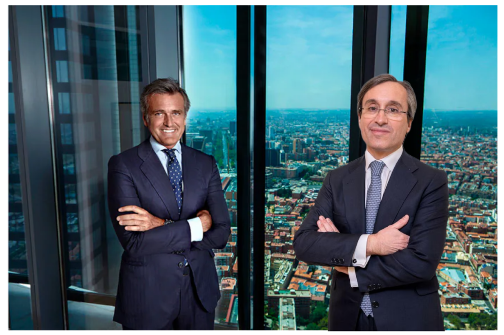 Gonzalo Sánchez y Héctor Flórez, responsables de PwC y Deloitte en España, en un montaje en la sede de PwC