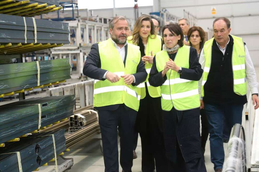 María Jesús Lorenzana, conselleira de Economía, en su visita en el parque empresarial Lalín 2000 las instalaciones de Inasus