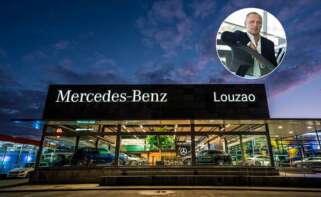 El holding tras Automóviles Louzao, CLC World Inversiones, cerró 2024 con una cifra de negocio de más de 250 millones de euros. En la imagen, un concesionario del grupo al lado de una imagen de su consejero delegado, José Louzao