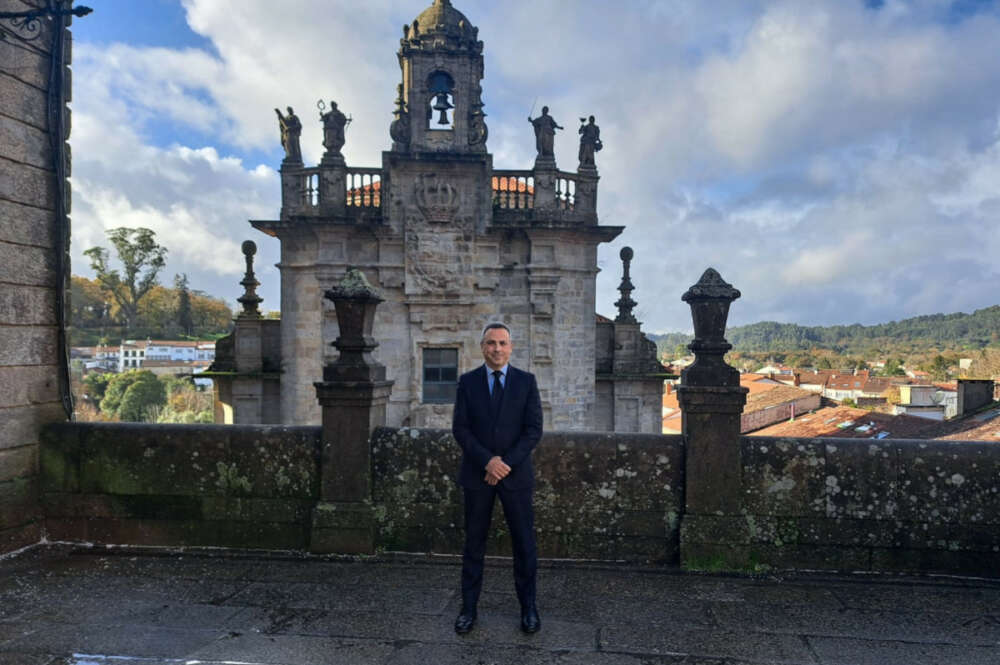 Jorge Gil, responsable en España de la australiana Energy Transition Minerals, posa en Santiago antes de conversar con Economía Digital Galicia sobre el proyecto de la empresa en la mina de coltán de A Penouta / EDG