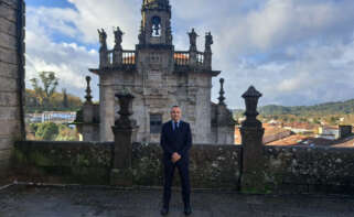 Jorge Gil, responsable en España de la australiana Energy Transition Minerals, posa en Santiago antes de conversar con Economía Digital Galicia sobre el proyecto de la empresa en la mina de coltán de A Penouta / EDG