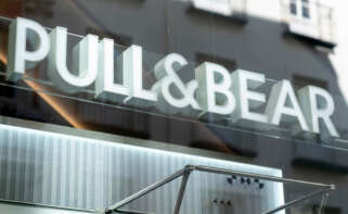 Un cartel de una tienda Pull & Bear,