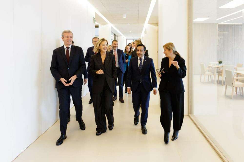 En primer plano, Alfonso Rueda, Flora Pérez, José Manuel Rey Varela y Elsa Urquijo, seguidos por José Arnau, Roberto Cibeira y Fabiola García, en la entrega de la residencia donada por la Fundación Amancio Ortega en Ferrol a la Xunta / Xunta