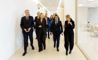 En primer plano, Alfonso Rueda, Flora Pérez, José Manuel Rey Varela y Elsa Urquijo, seguidos por José Arnau, Roberto Cibeira y Fabiola García, en la entrega de la residencia donada por la Fundación Amancio Ortega en Ferrol a la Xunta / Xunta