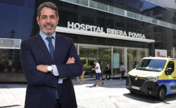 Pablo Gallart, CEO de Ribera Salud, con el hospital Povisa de Vigo de fondo