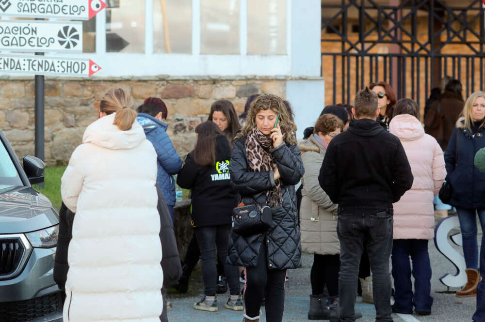 Trabajadores de Sargadelos tras conocerse que la empresa ha presentado un ERTE