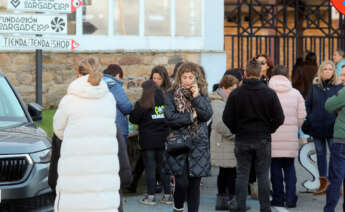 Trabajadores de Sargadelos tras conocerse que la empresa ha presentado un ERTE