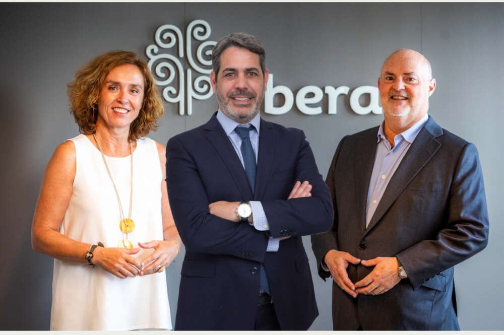 Montaje fotográfico en el que puede verse a Elisa Tarazona, ex consejera delegada de Ribera Salud; Pablo Gallart, el actual CEO; y Alberto de Rosa, expresidente del grupo