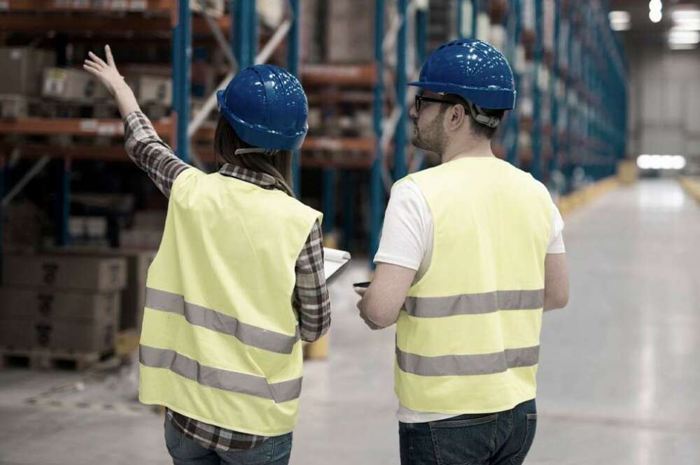 Trabajadores en la planta logística de una empresa