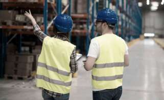 Trabajadores en la planta logística de una empresa