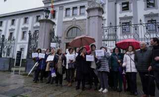 Varias personas durante la concentración en rechazo a la absolución del exdirector de seguridad de Adif tras el accidente de Angrois / Europa Press