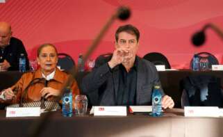 El secretario general del PSdeG y portavoz del Grupo Socialista en el Parlamento de Galicia, José Ramón Gómez Besteiro (d), durante la reunión del Comité Nacional del Partido Socialista de Galicia