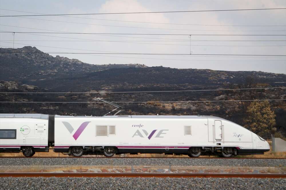 Un tren de la línea AVE Madrid-Galicia a su paso por una zona quemada por los incendios, a 21 de agosto de 2025, en A Gudiña, Ourense, Galicia (España). Carlos Castro/ Europa Press