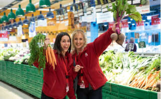 Trabajadoras de Alcampo en el mostrador de frutería de un hipermercado del grupo / Alcampo