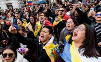 Decenas de venezolanos celebran la "caída del régimen de Maduro", en la Puerta del Sol / Europa Press