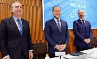 De esquerda a dereita, o CEO de ABANCA, Francisco Botas, o presidente, Juan Carlos Escotet Rodríguez, e o director xeral financeiro, Alberto de Francisco, durante a presentación dos resultados do 4T2025