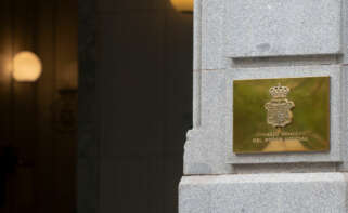 Placa en una columna del Consejo General del Poder Judicial