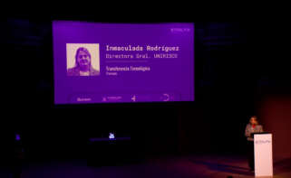 Inmaculada Rodríguez, directora general de Unirisco, recogiendo el galardón. Imagen: Cristina Correa