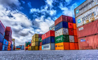 Imagen de archivo de una terminal de contenedores en un puerto