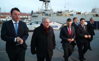 El presidente de Navantia, Ricardo Domínguez, primero por la izquierda, acompañado por el ministro de Industria, Jordi Hereu, en una visita a los astilleros de Ferrol
