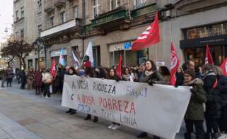 Jornada de huelga de la plantilla de fábrica de Textil Lonia, que se concentra frente a una tienda de Purificación García en Ourense
