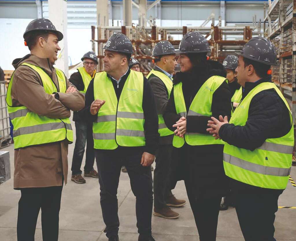 Rui Fernandes, presidente de la Cámara Municipal de Soure; Ramón Vázquez, gerente de Exlabesa Portugal; Teresa Pedrosa, vicepresidenta de la Cámara Municipal de Soure; y Flavio Moureira, director de fábrica de Exlabesa Portugal.