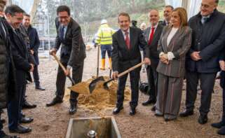 El ministro para la Transformación Digital, Óscar López, y el alcalde de Vigo, Abel Caballero, en la puesta de la primera piedra de la factoría de chips de Sparc, en Vigo