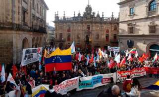 Manifestantes contra el ataque de Estados Unidos a Venezuela en la Praza das Praterías de Santiago