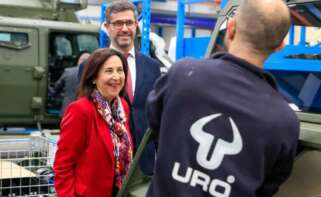 Margarita Robles, ministra de Defensa, junto al presidente de Urovesa, Justo Sierra, en las instalaciones del grupo en Valga / Ministerio de Defensa