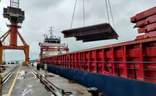 Carga de paneles en el astillero San Enrique de Vigo para la plataforma de Dragados Offshore y Siemens / Marina Meridional